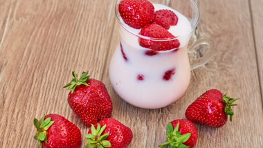 strawberries and cream cocktail