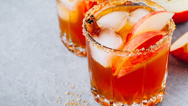 apple cider margarita with cinnamon and apples